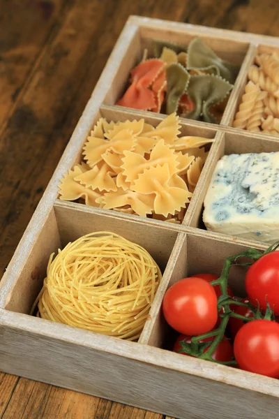 Produtos italianos em caixa de madeira close-up — Fotografia de Stock