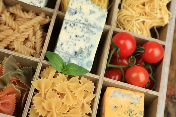 Produtos italianos em caixa de madeira close-up — Fotografia de Stock