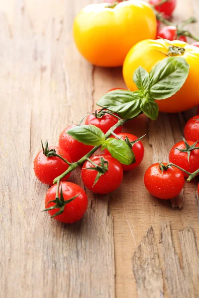 Pomodori ciliegia freschi su vecchio tavolo di legno — Foto Stock