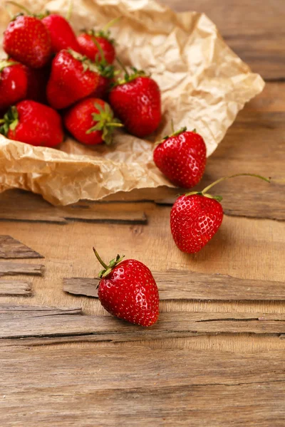 红草莓成熟用木制的桌子上的巧克力 — 图库照片