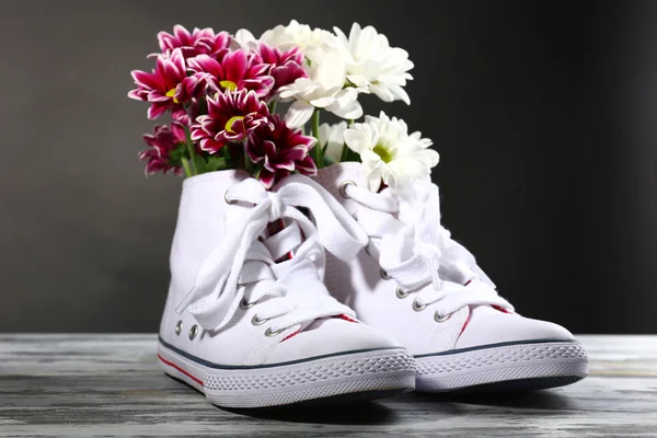 Hermosos zapatos de goma con flores en el interior, aislados en blanco — Foto de Stock