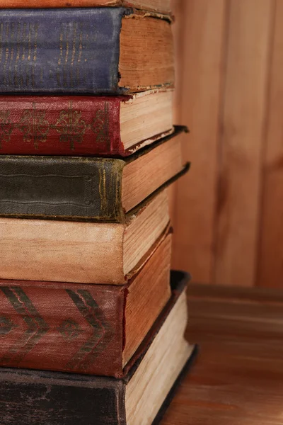 Oude boeken op tafel op houten achtergrond — Stockfoto