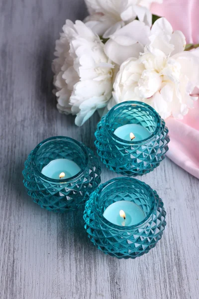 Glass candlesticks and flowers — Stock Photo, Image