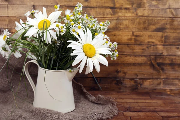 Beautiful bouquet of daisies in decorative vase — Stock Photo, Image