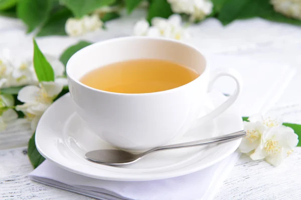 Taza de té con jazmín en primer plano de la mesa — Foto de Stock