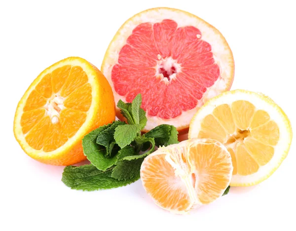 Čerstvé citrusové plody se zelenými listy izolovanými na bílém — Stock fotografie