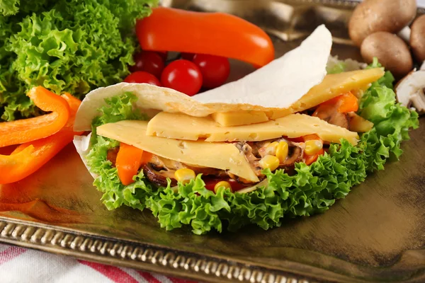 Veggie wrap filled with chicken and fresh vegetables on tray, close up — Stock Photo, Image