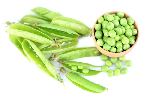 Verse groene erwten in houten kom, geïsoleerd op witte achtergrond — Stockfoto