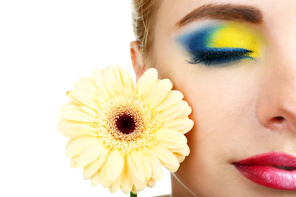 Bella donna con trucco luminoso e fiore — Foto Stock