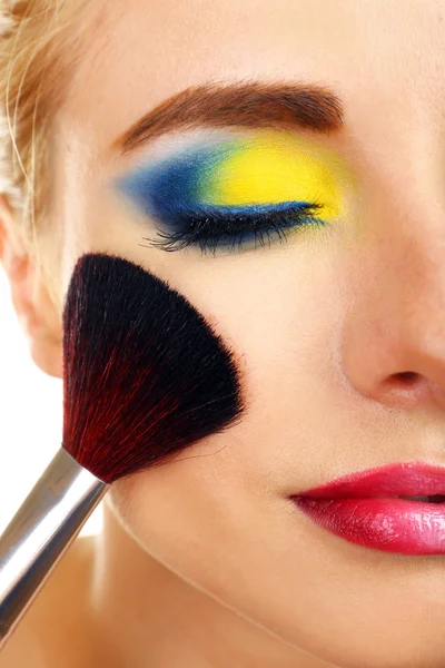 Schöne Frau mit hellem Make-up und Pinsel — Stockfoto
