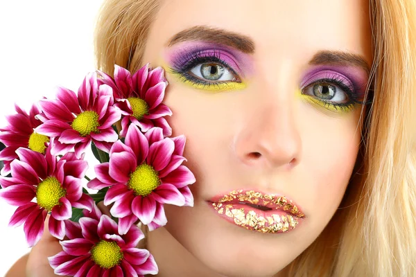 Mulher bonita com maquiagem brilhante e flor — Fotografia de Stock