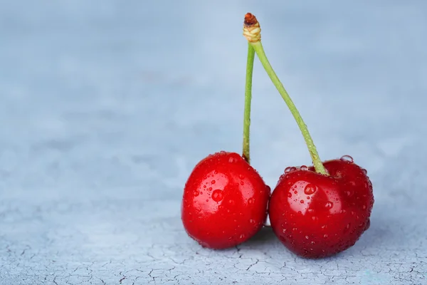 Cerejas maduras doces no fundo cinza — Fotografia de Stock