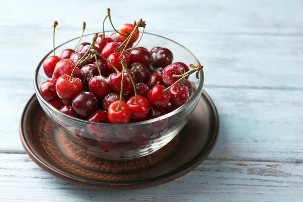 Cerezas dulces sobre mesa de madera — Foto de Stock