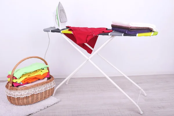 Çamaşırhane ve Ütü Masası üzerinde açık renkli sepet — Stok fotoğraf