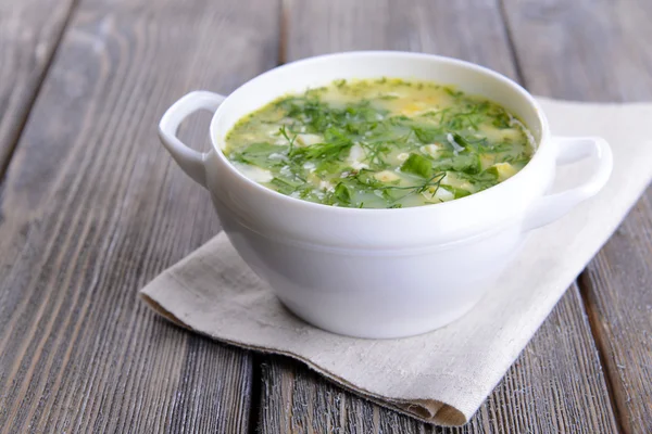 Delicious green soup with sorrel on table close-up — Stock Photo, Image