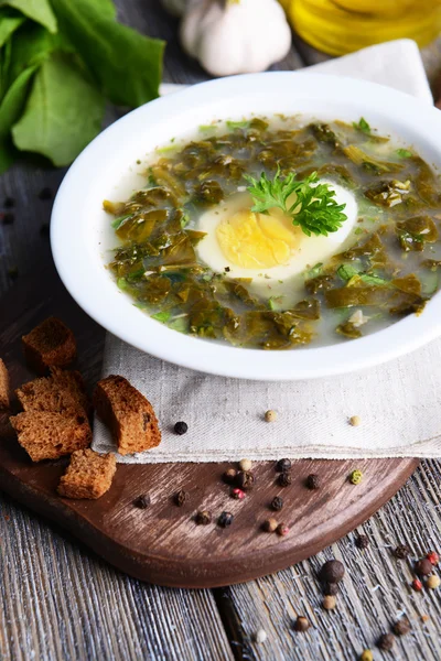Вкусный зеленый суп с укропом на столе крупным планом — стоковое фото