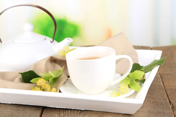 Ízletes gyógynövény tea, hárs virág, fa tábla — Stock Fotó