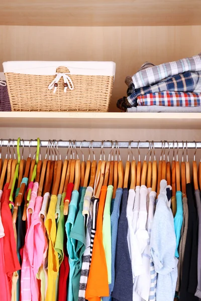 Bunte Kleidung hängt im Kleiderschrank — Stockfoto