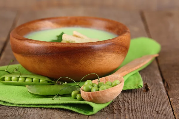 Вкусный гороховый суп на деревянном столе — стоковое фото