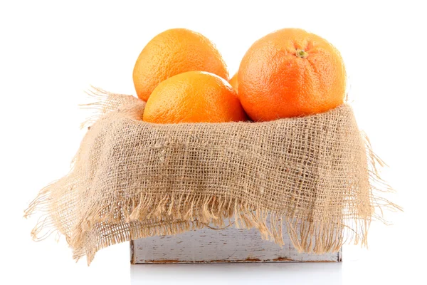 Спелые грейпфруты в деревянной коробке, изолированные на белом — стоковое фото