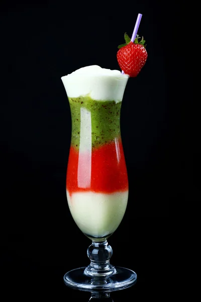 Delicioso smoothie de frutas no fundo preto — Fotografia de Stock