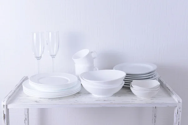 Set de feluri de mâncare albe pe masă pe fundal deschis — Fotografie, imagine de stoc