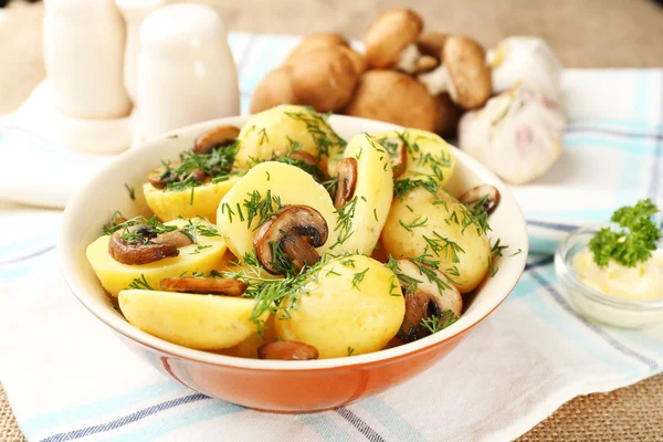 Młode ziemniaki gotowane z grzybami na stole, z bliska — Zdjęcie stockowe