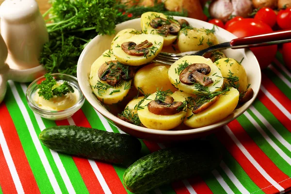 Młode ziemniaki gotowane z grzybami na stole, z bliska — Zdjęcie stockowe
