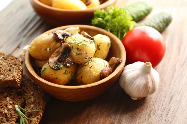Młode ziemniaki gotowane w misce na drewnianym stole, z bliska — Zdjęcie stockowe