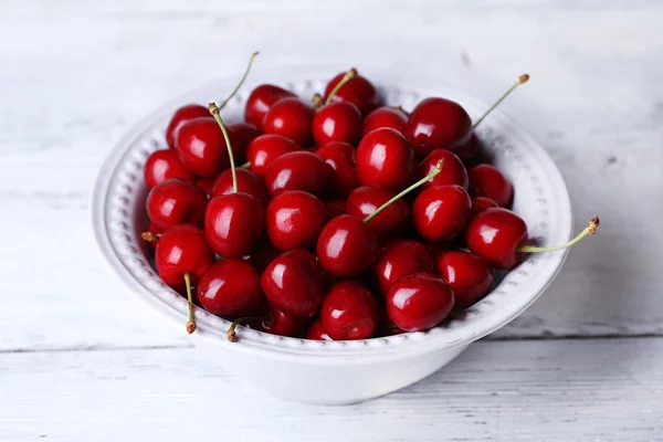 Dolci ciliegie in ciotola su fondo di legno — Foto Stock