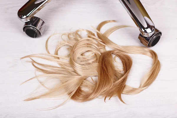 Couper les cheveux sur le sol dans le salon de coiffure, gros plan — Photo