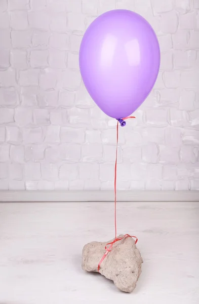 Globo de color con piedra sobre fondo de pared gris — Foto de Stock