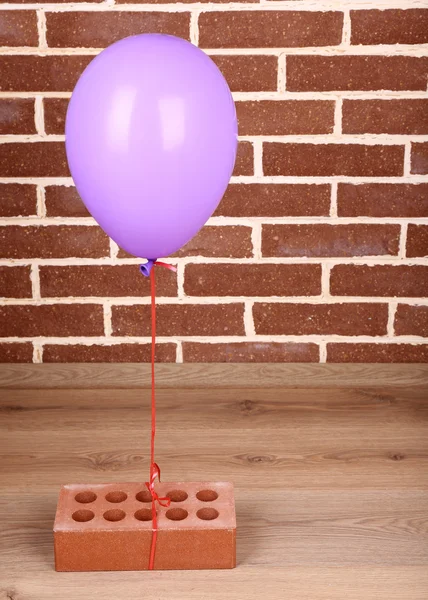 Barevný balónek s cihlou na zeď na pozadí — Stock fotografie