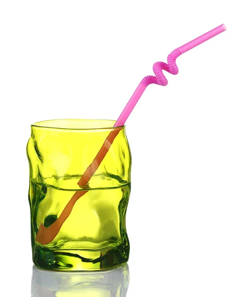 Bicchiere colorato con paglia da cocktail isolata su bianco — Foto Stock