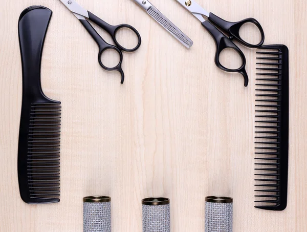 Ferramentas de cabeleireiro profissionais pente, tesoura e pinos no fundo de madeira leve — Fotografia de Stock