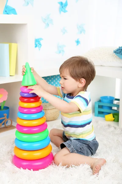 Söt liten pojke spelar i rum — Stockfoto