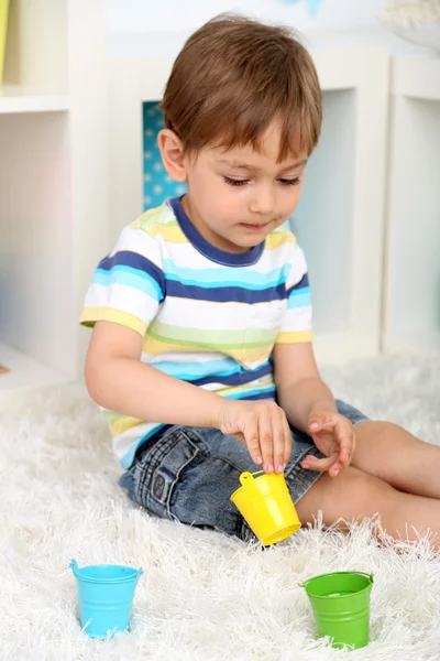 Söt liten pojke spelar i rum — Stockfoto