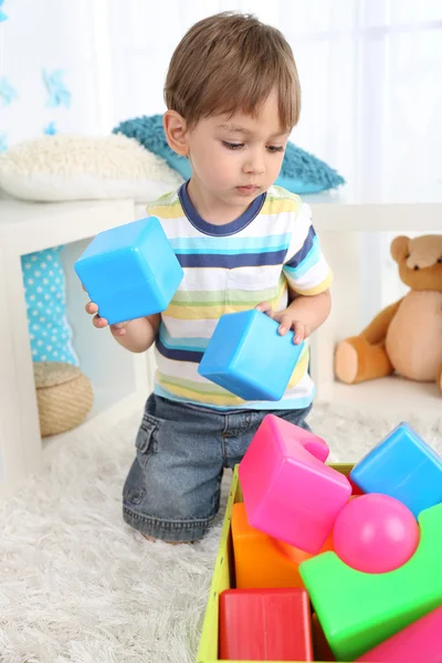 Bonito menino brincando no quarto — Fotografia de Stock