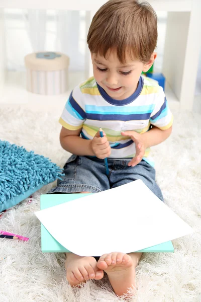 Schattige kleine jongen tekening in kamer — Stockfoto