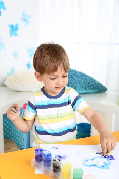 Schattige kleine jongen schilderij in kamer — Stockfoto