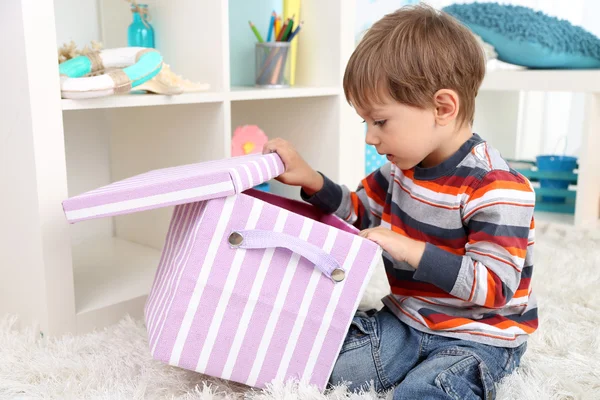 Bonito menino brincando no quarto — Fotografia de Stock