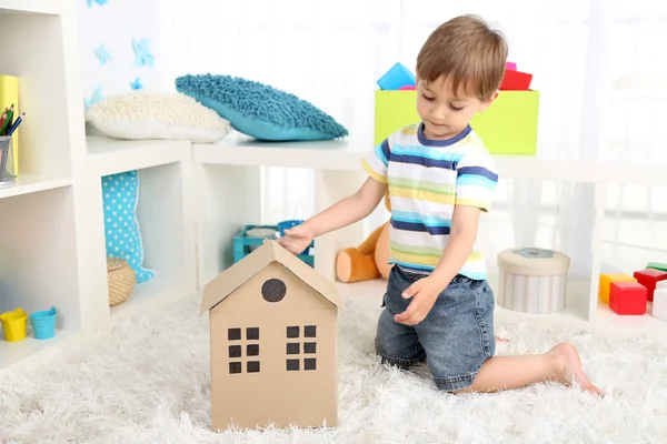 Симпатичный маленький мальчик играет в комнате — стоковое фото