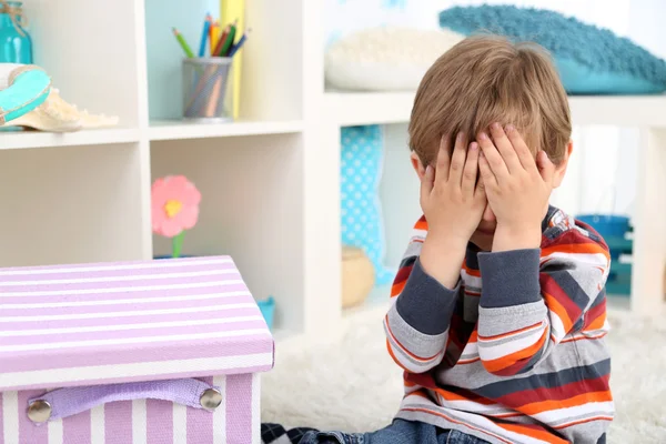 Schattige kleine jongen op kamer — Stockfoto