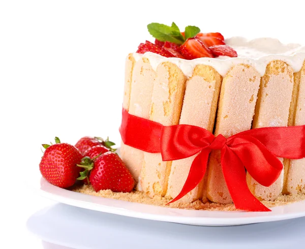 Smaczne ciasto Charlotte ze świeżych truskawek, na białym tle — Zdjęcie stockowe