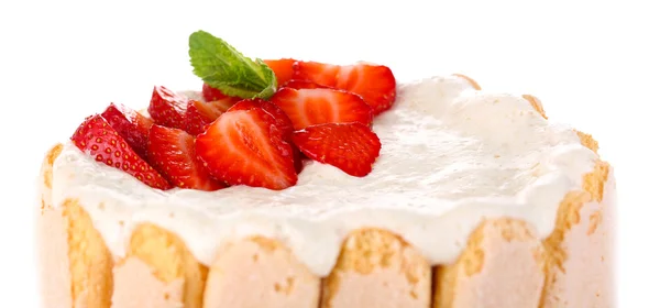 Torta gustosa Charlotte con fragole fresche, isolata su bianco — Foto Stock