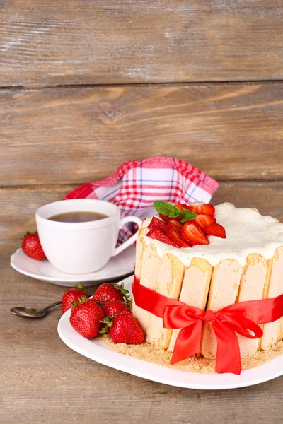 Tasty cake Charlotte with fresh strawberries on wooden table — Stock Photo, Image