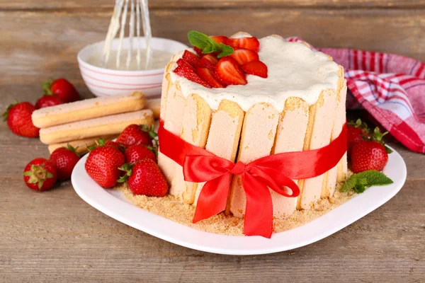 Tasty cake Charlotte with fresh strawberries on wooden table — Stock Photo, Image