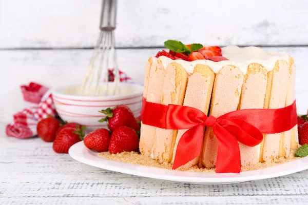 Tasty cake Charlotte with fresh strawberries on wooden table — Stock Photo, Image