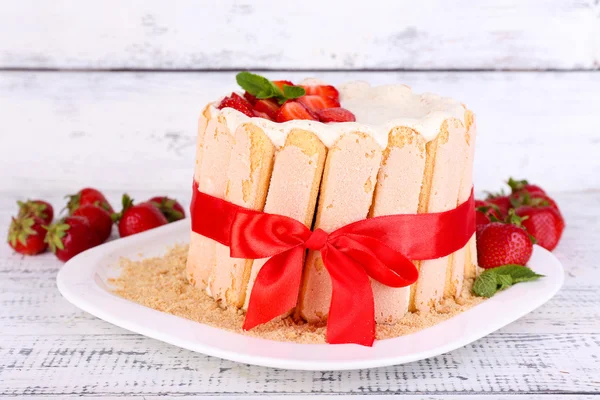 Smakelijke cake Charlotte met verse aardbeien op houten tafel — Stockfoto