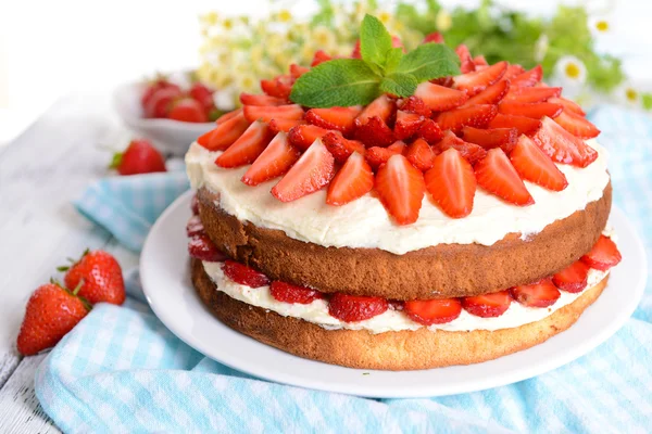 Finom keksz torta, eper, tábla-ra könnyű háttér — Stock Fotó